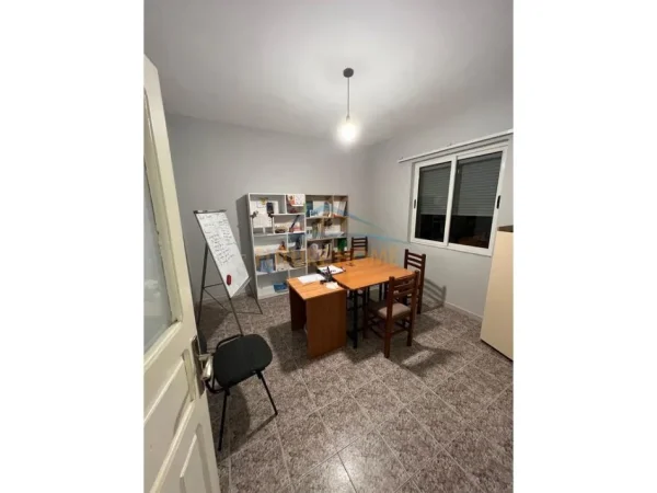 Tirane, jepet me qera zyre Kati 1, 70 m² 600 € (MYSLYM SHYR)