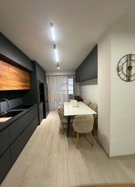 Tirane, jepet me qera apartament 2+1 Kati 3, 116 m² 850 € (Brryli)