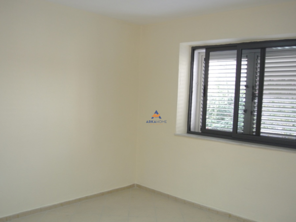 Tirane, jepet me qera zyre Kati 1, 60 m² 550 € (RRUGA FORTUZI,PRANE RRUGES SE DURRESIT)