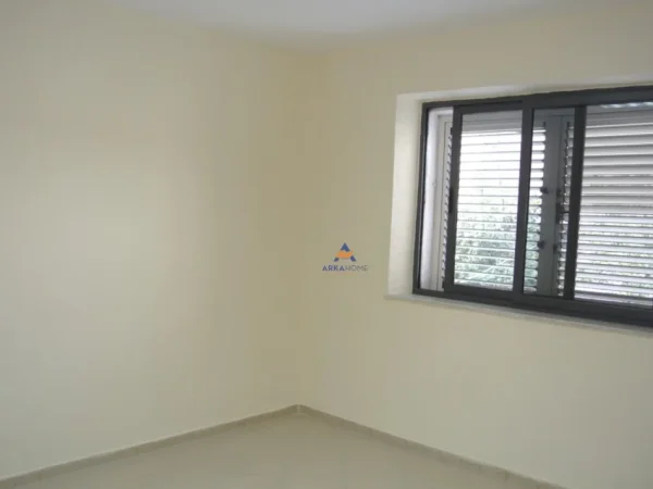 Tirane, jepet me qera zyre Kati 1, 60 m² 550 € (RRUGA FORTUZI,PRANE RRUGES SE DURRESIT)