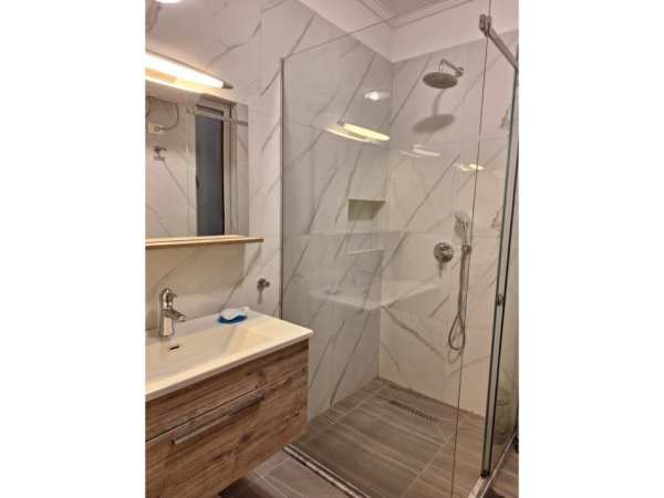 Tirane, jepet me qera apartament 2+1+Ballkon Kati 5, 104 m² 900 € (PRANE SHESHIT WILLSON)