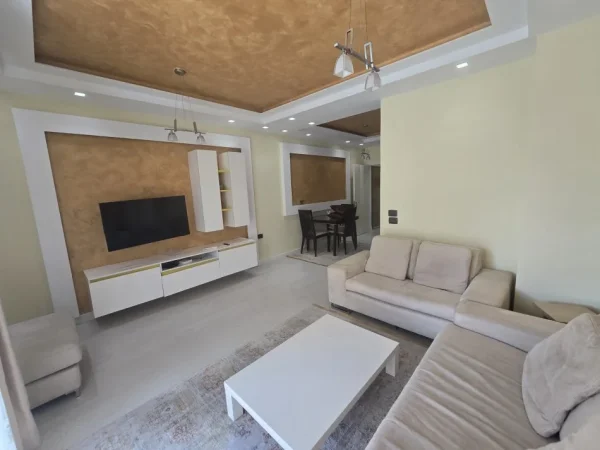 Tirane, jepet me qera apartament 2+1+Aneks+Ballkon Kati 5, 1.000 € (komuna e parisit)