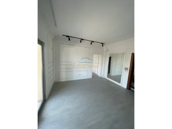 Tirane, jepet me qera ambjent biznesi Kati 2, 400 m² 1.500 € (UNAZA E RE)