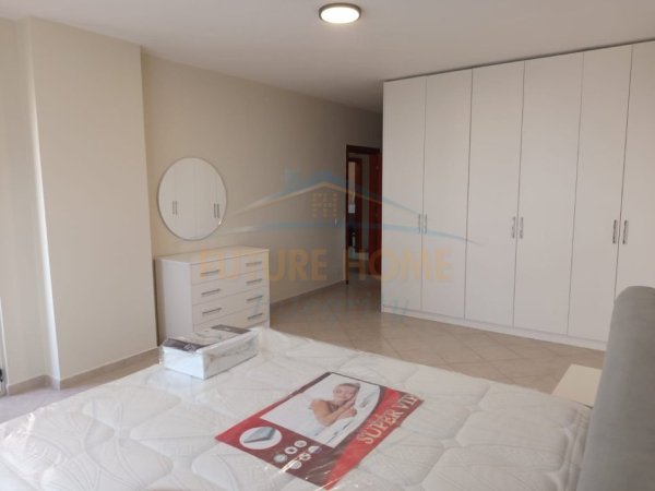 Tirane, jepet me qera apartament 2+1+Ballkon Kati 4, 110 m² 550 € (Unaza e Re)