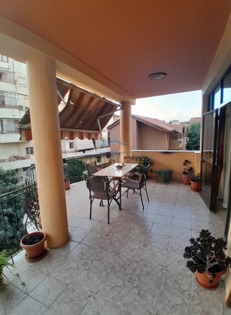 Tirane, jepet me qera Vile 3+1 Kati 5, 287 m² 5.000 € (Brryli)