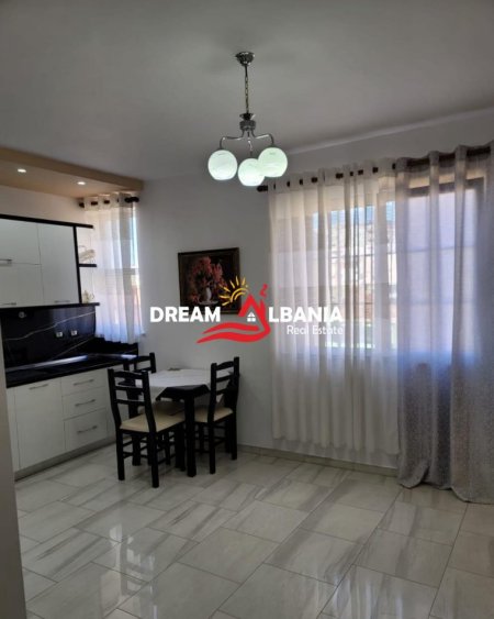 Tirane, jepet me qera apartament 2+1 , 80 m² 650 € (tek Rruga e Durresit, Prane Kafe Flora)