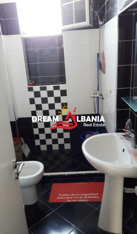 Tirane, jepet me qera apartament 2+1 , 80 m² 650 € (tek Rruga e Durresit, Prane Kafe Flora)