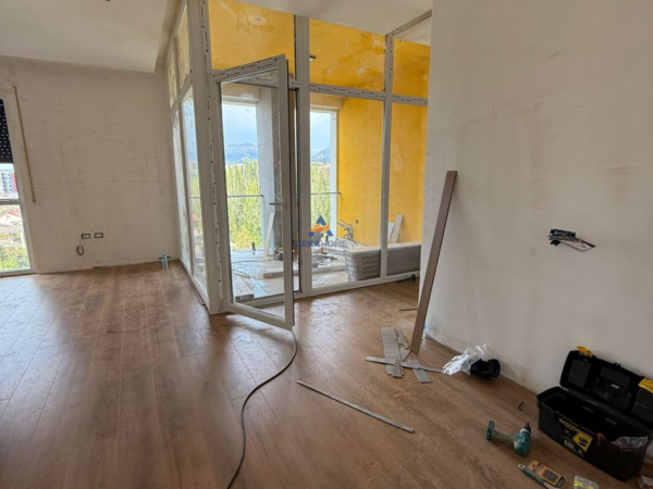 Tirane, shitet apartament 2+1+Ballkon Kati 5, 118 m² 180.000 € (TE BULEVARDI I RI,RRUGA DINE HOXHA)