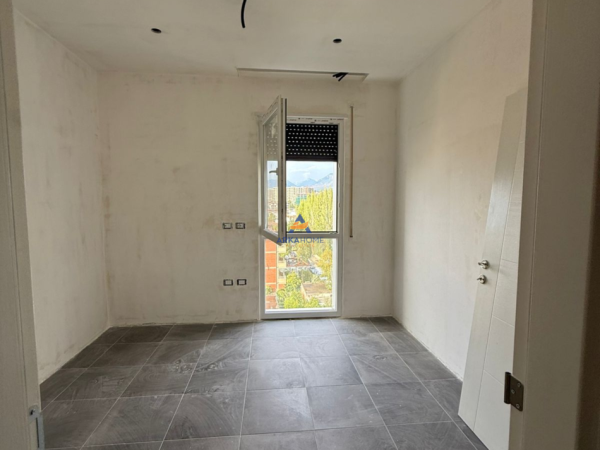 Tirane, shitet apartament 2+1+Ballkon Kati 5, 118 m² 180.000 € (TE BULEVARDI I RI,RRUGA DINE HOXHA)