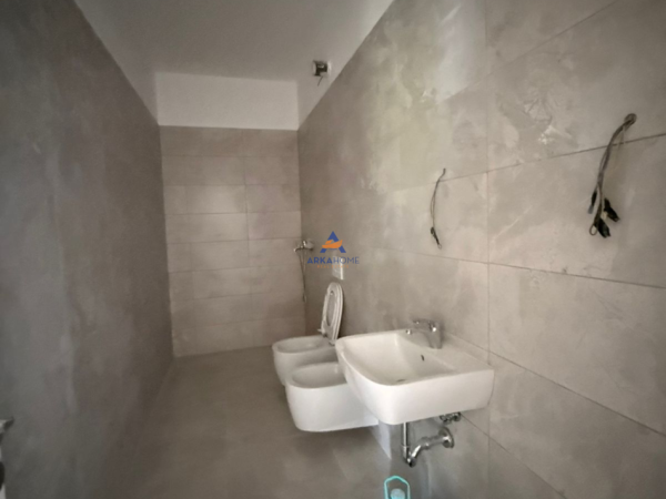 Tirane, shitet apartament 2+1+Ballkon Kati 5, 118 m² 180.000 € (TE BULEVARDI I RI,RRUGA DINE HOXHA)