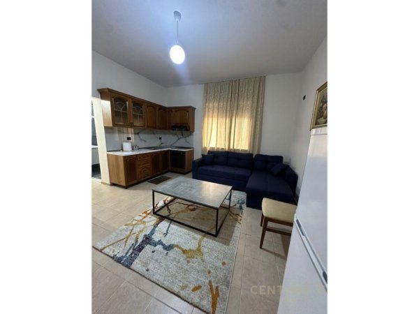 Tirane, jepet me qera apartament 1+1 Kati 1, 60 m² 400 € (Selite afer Universitetit Marin Barleti)