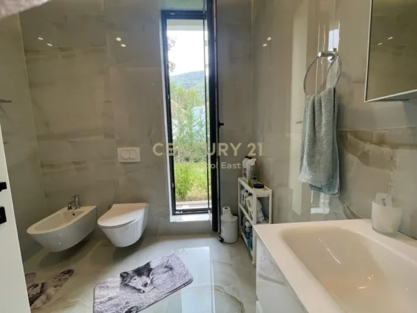 Tirane, jepet me qera Vile 2 Katshe , 2.000 m² 4.500 € 