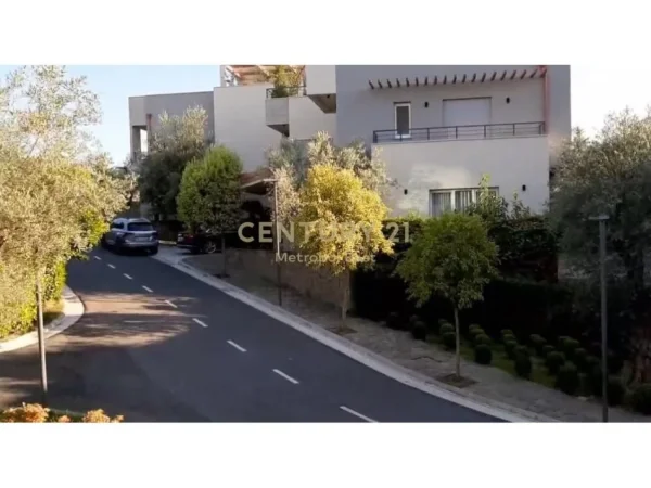 Tirane, jap me qera apartament 2+1+Ballkon Kati 1, 103 m² 800 € 