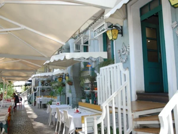 Tirane, shitet bar-kafe Kati 0, 350 m² 50.000 € (TE SHALLVARET)