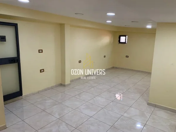 Tirane, jepet me qera zyre Kati 2, 30 m² 450 € (rruga durrsit)