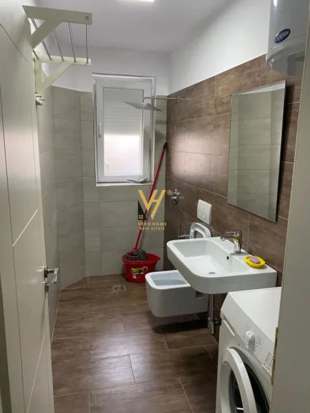 Tirane, jepet me qera apartament 2+1+Ballkon Kati 2, 75 m² 550 € (PORCELAN)