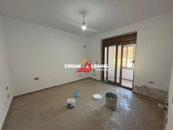 Tirane, jepet me qera zyre , 74 m² 600 € (te 21 Dhjetori prane kryqezimit me Vasil Shanton)