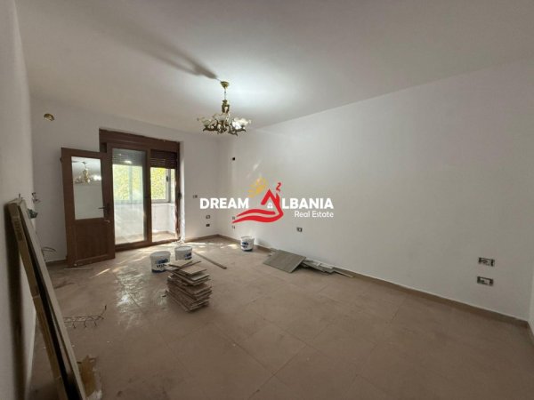 Tirane, jepet me qera zyre , 74 m² 600 € (te 21 Dhjetori prane kryqezimit me Vasil Shanton)