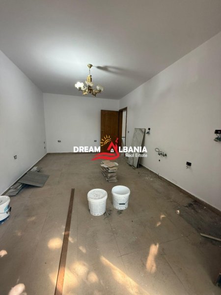 Tirane, jepet me qera zyre , 74 m² 600 € (te 21 Dhjetori prane kryqezimit me Vasil Shanton)