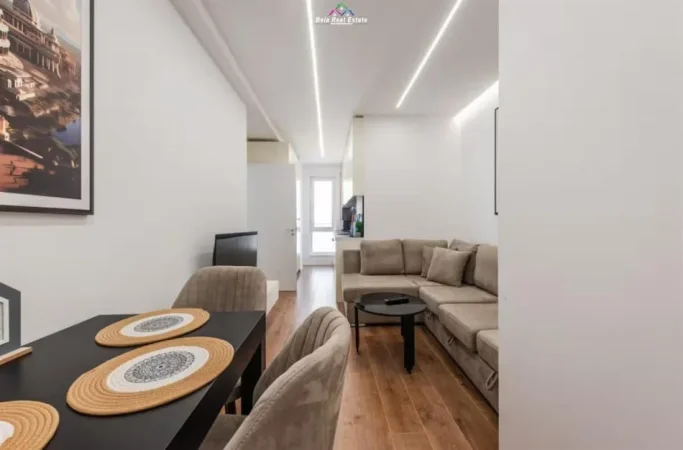 Tirane, jepet me qera apartament 1+1+Ballkon Kati 5, 55 m² 700 € (myslym shyri)