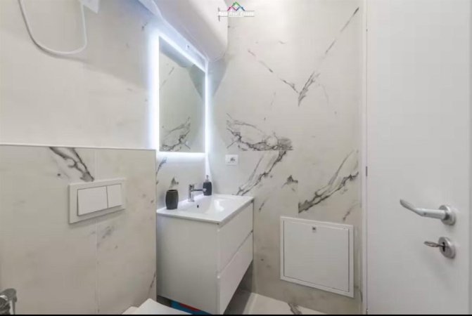 Tirane, jepet me qera apartament 1+1+Ballkon Kati 5, 55 m² 700 € (myslym shyri)