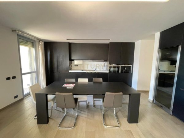 Tirane, jepet me qera zyre Kati 11, 205 m² 2.500 € 