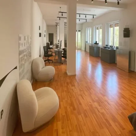 Tirane, jepet me qera zyre Kati 3, 71 m² 800 € (Blloku)