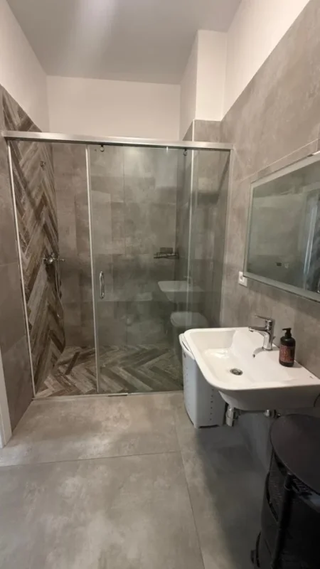 Tirane, jepet me qera apartament 3+1 Kati 5, 120 m² 1.200 € 
