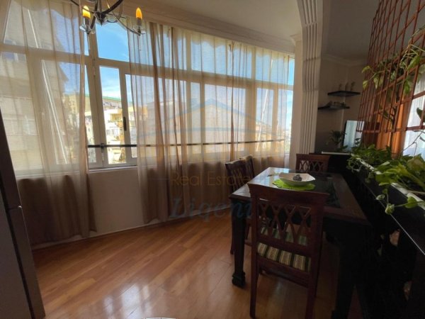 Tirane, jepet me qera apartament 3+1 Kati 5, 840 € (KOMPLEKSI KIKA)