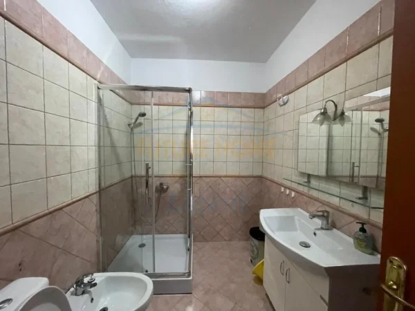 Tirane, jepet me qera apartament 3+1 Kati 5, 840 € (KOMPLEKSI KIKA)