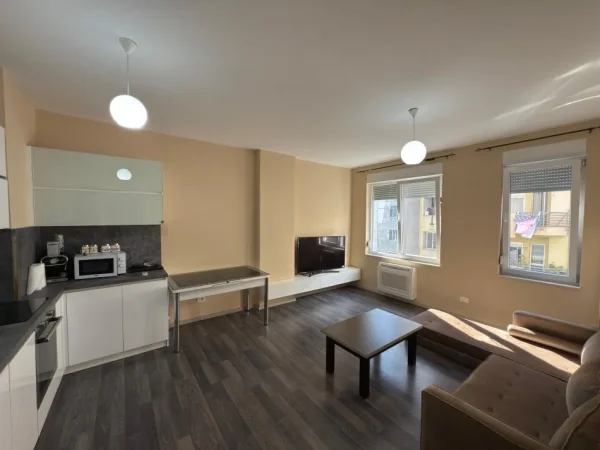 Tirane, jepet me qera apartament 2+1 Kati 4, 700 € (laprake)
