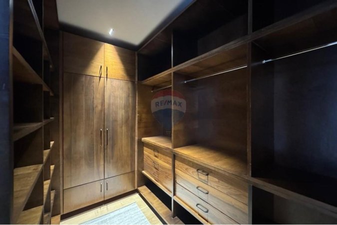 Tirane, jepet me qera apartament 3+1+Aneks+Ballkon Kati 2, 200 m² 2.500 € (Garden Building)