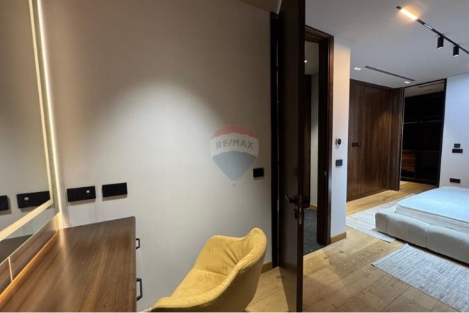 Tirane, jepet me qera apartament 3+1+Aneks+Ballkon Kati 2, 200 m² 2.500 € (Garden Building)