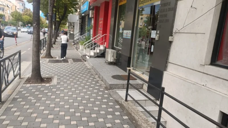 JEPET me QERA DYQAN (ZYRE) Rr. DURRESIT (buze RRUGES KRYESORE)  70 m² 1.000 € (prane Hotel COLOSEU) !!