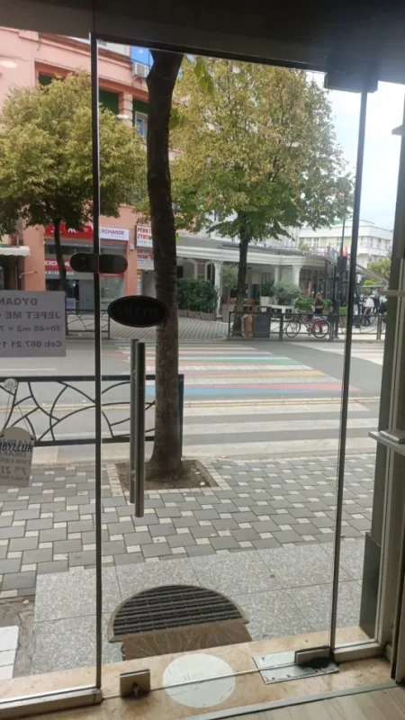 JEPET me QERA DYQAN (ZYRE) Rr. DURRESIT (buze RRUGES KRYESORE)  70 m² 1.000 € (prane Hotel COLOSEU) !!