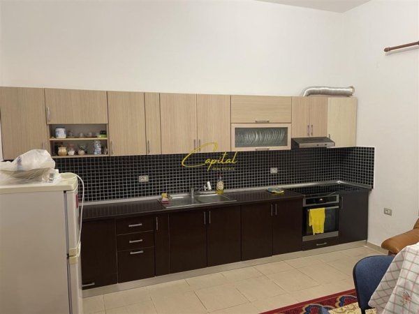 Tirane, jepet me qera apartament 2+1 Kati 1, 150 m² 400 € (BERZHITE)