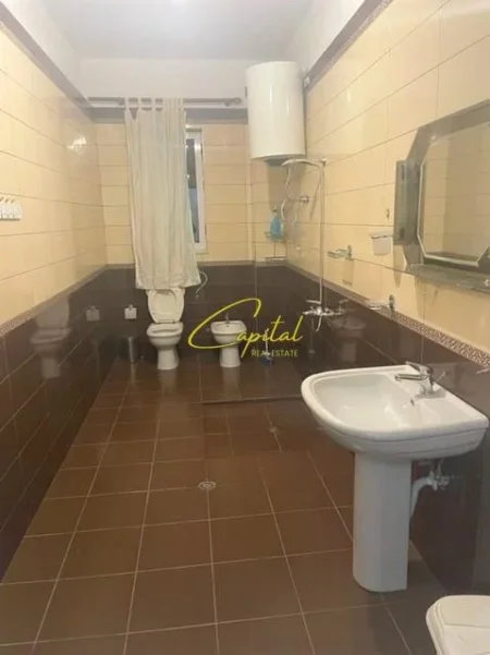 Tirane, jepet me qera apartament 2+1 Kati 1, 150 m² 400 € (BERZHITE)