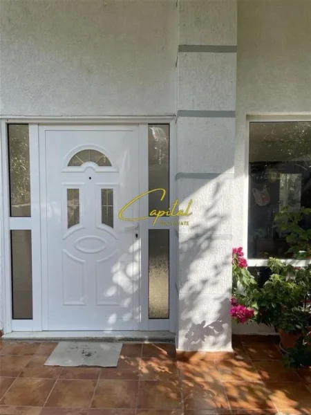 Tirane, jepet me qera apartament 2+1 Kati 1, 150 m² 400 € (BERZHITE)