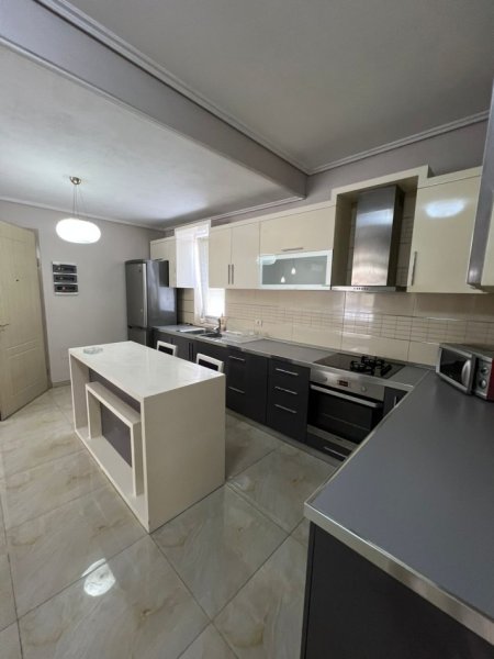 Tirane, jepet me qera apartament 2+1 Kati 3, 500 € (Tek Medreseja)
