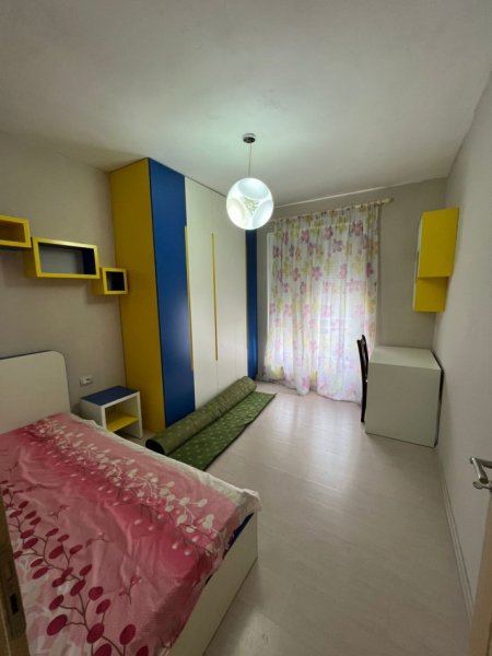 Tirane, jepet me qera apartament 2+1 Kati 3, 500 € (Tek Medreseja)