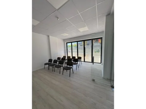 Tirane, jepet me qera ambjent biznesi Kati 0, 41 m² 500 € (REZIDENCA FUTURE HOME)