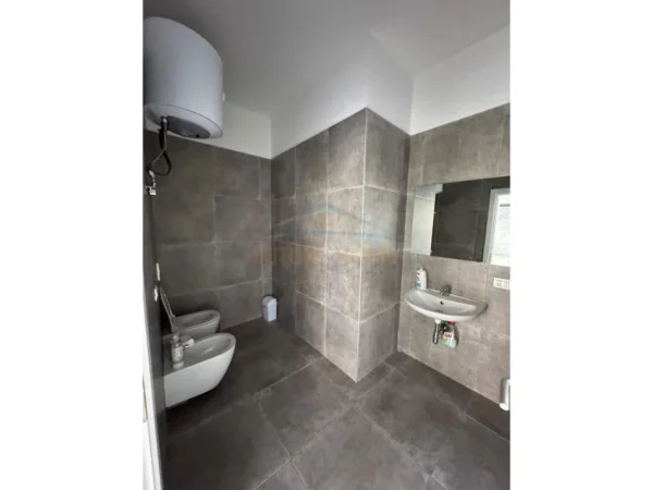 Tirane, jepet me qera ambjent biznesi Kati 0, 41 m² 500 € (REZIDENCA FUTURE HOME)