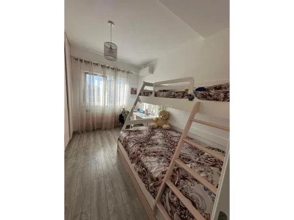 Tirane, shitet apartament 2+1+Ballkon Kati 2, 115 m² 233.000 € (Brryli)