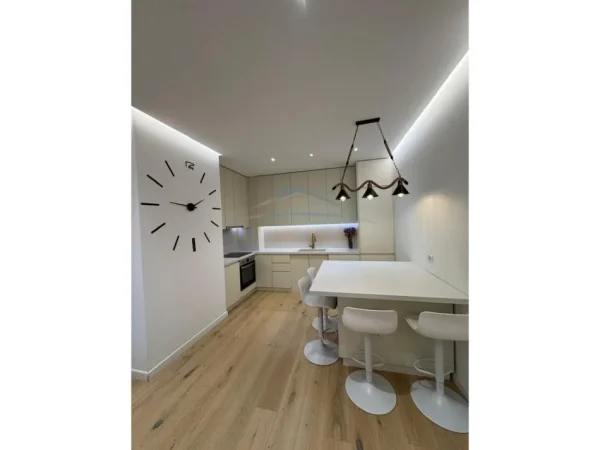 Tirane, jepet me qera apartament 2+1 Kati 5, 130 m² 700 € (REZIDENCA FUTURE HOME)