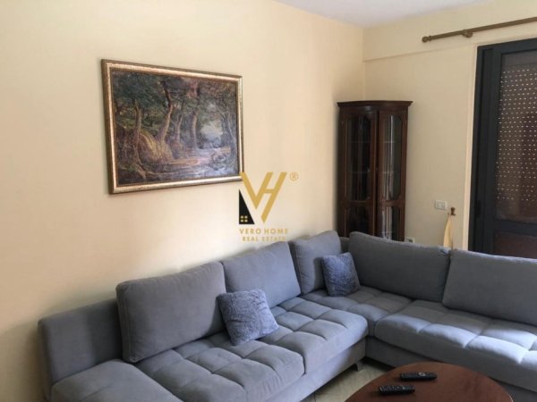 Tirane, jepet me qera apartament 1+1+Ballkon Kati 7, 89 m² 600 € (KOMUNA E PARISIT)
