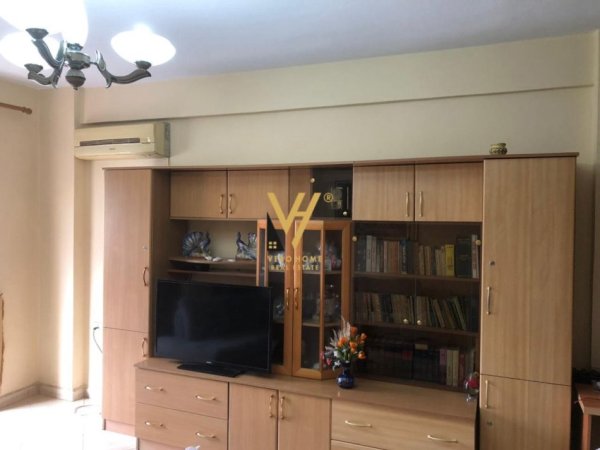 Tirane, jepet me qera apartament 1+1+Ballkon Kati 7, 89 m² 600 € (KOMUNA E PARISIT)
