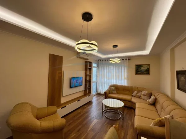 Tirane, shitet apartament 1+1+Ballkon Kati 2, 68 m² 155.000 € (Pazari I ri)