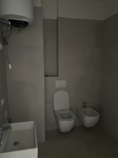Tirane, jepet me qera apartament 2+1+Ballkon Kati 3, 116 m² 800 € 