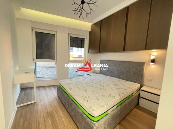 Tirane, jepet me qera apartament 2+1 , 130 m² (tek kompleksi Kontakt, 21 Dhjetori)