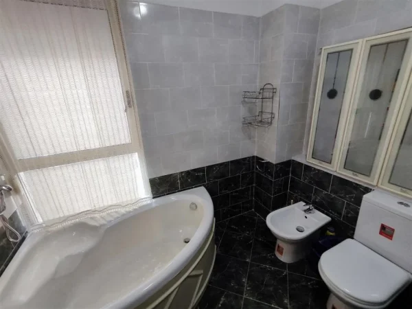 Tirane, jepet me qera apartament 2+1+Ballkon Kati 3, 90 m² 750 € 